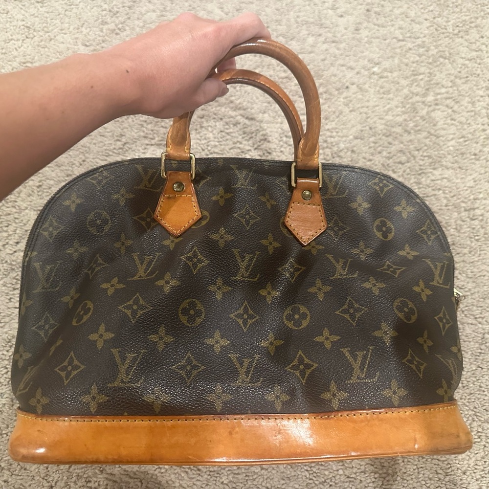 “ Pre-Loved” Authentic Louis Vuitton Monogram AlmaBag